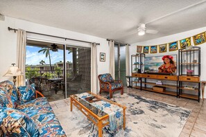 Condo, 1 Queen Bed, Lanai, Partial Ocean View (Alii Villas 319) | Living area