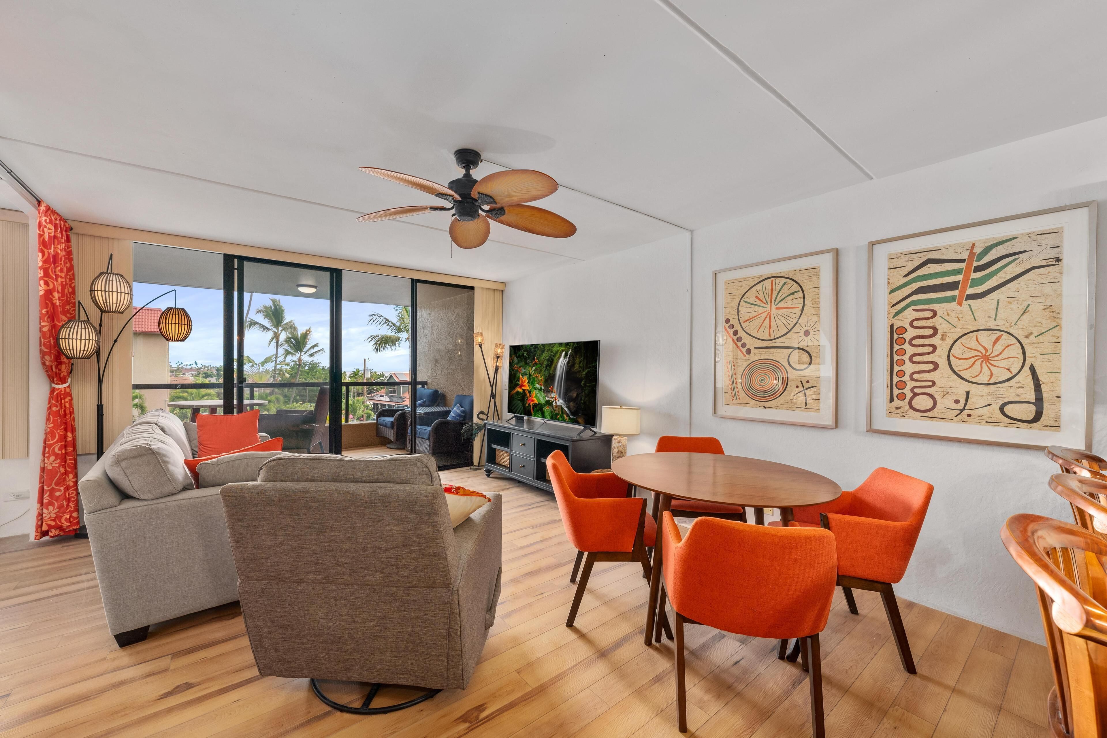 Appartement, meerdere bedden, veranda, gedeeltelijk uitzicht op oceaan (Kona Pacific A306) | Woonruimte | Een 42-inch flatscreentelevisie met digitale zenders