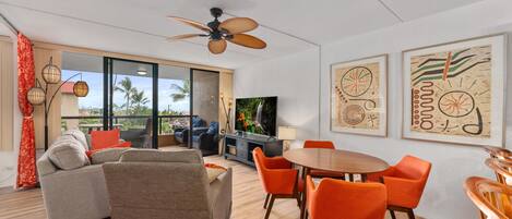 Appartement, meerdere bedden, veranda, gedeeltelijk uitzicht op oceaan (Kona Pacific A306) | Woonruimte | Een 42-inch flatscreentelevisie met digitale zenders