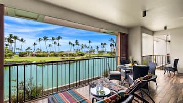 Condo, varias camas, balcón, vista al océano (Mauna Lani Terrace D203) | Restaurante al aire libre