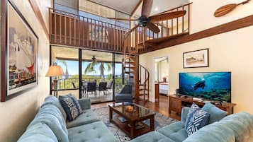 Appartement, meerdere bedden, veranda, uitzicht op oceaan (Country Club Villas 324) | Woonruimte | Een 42-inch flatscreentelevisie met digitale zenders