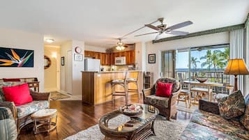 Condo, 1 cama King size, lanai, vista al océano (Alii Villas 309) | Área de sala de estar | Televisión de pantalla plana de 42 pulgadas con canales digitales