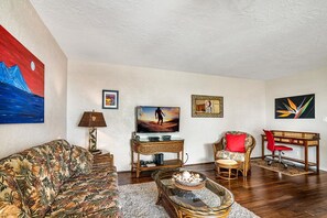 Condo, 1 King Bed, Lanai, Ocean View (Alii Villas 309) | Living area