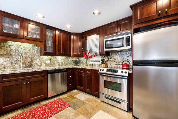 Villa, Multiple Beds, Lanai, Ocean View (Royal Sea Cliff 109) | Private kitchen | Dining tables