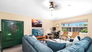 شقة - عدة أسرّة - بشرفة مسقوفة - منظر للحديقة (Palm Villas at Mauna Lani I23) | منطقة المعيشة | تلفزيون بشاشة مسطحة بحجم 42-بوصة يعرض قنوات تلفزيونية رقمية