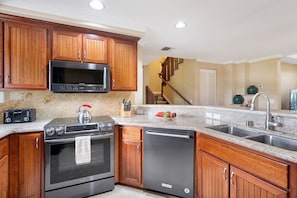 Appart'hôtel, plusieurs lits, véranda, vue jardin (Palm Villas at Mauna Lani I23) | Cuisine privée | Réfrigérateur, micro-ondes, four, plaque de cuisson