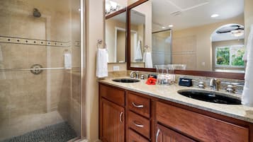Condo, Plusieurs lits, lanai, vue sur le jardin (Palm Villas at Mauna Lani I23) | Salle de bain | Serviettes fournies