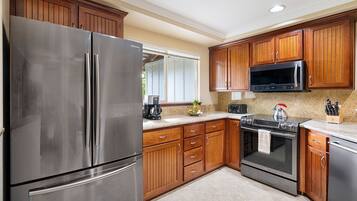 Condo, Multiple Beds, Lanai, Garden View (Palm Villas at Mauna Lani I23) | Private kitchen | Fridge, microwave, oven, stovetop