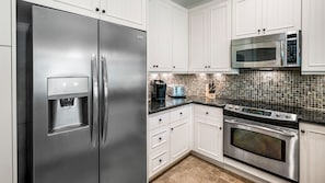Maison en rangée, Plusieurs lits, lanai, vue sur le terrain de golf (Kulalani at Mauna Lani 404) | Cuisine privée | Surface de cuisson, cafetière-théière, table de salle à manger