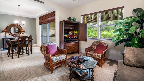Maison en rangée, Plusieurs lits, lanai, vue sur le terrain de golf (Kulalani at Mauna Lani 404) | Aire de séjour | Téléviseur à écran plat de 42 po avec télévision numérique