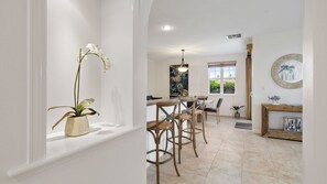 타운홈, 침대(여러 개), 라나이, 산 전망 (Waikoloa Colony Villas 1702) | 내부