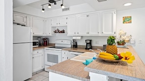 Condo, 1 King Bed with Sofa bed, Lanai, Garden View (Casa de Emdeko 121) | Private kitchen