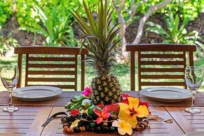 Outdoor dining - Family-friendly & Romantic Getaway - Beach Club Access- Vrkcv (Kamuela)