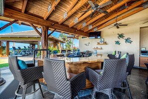 Condo, varias camas, lanai, vista al jardín (Halii Kai 24G) | Bar (en la propiedad)