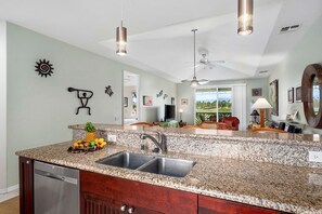 Appartement, Meerdere bedden, veranda, uitzicht op bergen (Fairway Villas Waikoloa A31) | Interieur