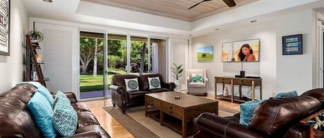 Casa geminada, várias camas, varanda coberta, vista para o jardim (Mauna Lani Islands M3) | Área de estar | TV de tela plana 42 polegadas com canais digitais
