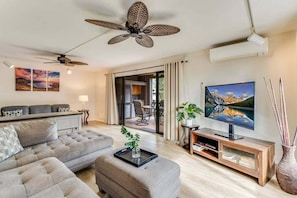 Condo, 1 cama King size y sofá cama, cocina, vista a la montaña (Kanaloa at Keauhou 804) | Área de sala de estar | Televisión de pantalla plana de 42 pulgadas con canales digitales