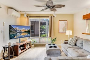 Living area - Golf Course Views- AC & Wi-fi - 3 Complex Pools- Vrkcv (Kailua-Kona)