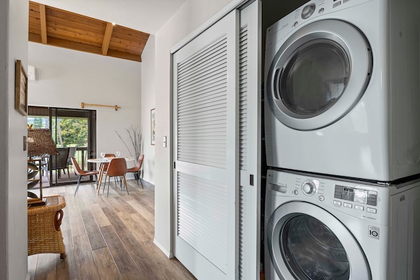 Condo, Multiple Beds, Lanai, Ocean View (Kanaloa at Keauhou 405) | Laundry