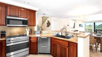Condo, Multiple Beds, Balcony, Mountain View (Palm Villas at Mauna Lani H23) | Private kitchen | Fridge, microwave, oven, stovetop