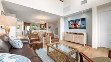 Appartement, meerdere bedden, balkon, uitzicht op bergen (Palm Villas at Mauna Lani H23) | Woonruimte | Een 42-inch flatscreentelevisie met digitale zenders