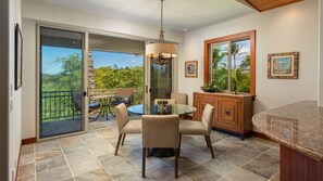 Stadtwohnung, Mehrere Betten, Veranda, Blick auf den Golfplatz (Mauna Lani Villages 407) | Innenbereich