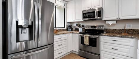 公寓客房, 多張床, 夏威夷式陽台, 海景 (Country Club Villas 220) | 私人廚房 | 咖啡機/沖茶器、餐桌