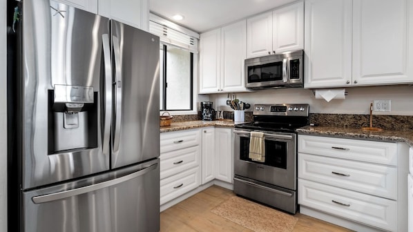 Condo, Plusieurs lits, lanai, vue sur lâocĂ©an (Country Club Villas 220) | Cuisine privĂ©e | CafetiĂšre-thĂ©iĂšre, table de salle Ă manger