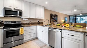 公寓式客房, 多张床, 外廊, 海洋景观 (Country Club Villas 220) | 私人厨房 | 茶具/咖啡用具、餐桌