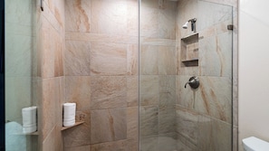 Apartment, Mehrere Betten, Veranda, Meerblick (Country Club Villas 220) | Badezimmer | Dusche, Handtücher