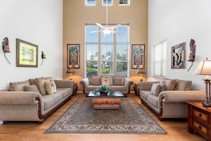 聯排別墅, 多張床, 夏威夷式陽台, 高球場景觀 (Waikoloa Colony Villas 105) | 起居區 | 42-吋平面電視,提供數位頻道