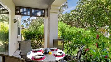 Nhà liên kế, nhiều giường, lanai, quang cảnh sân golf (Waikoloa Colony Villas 105) | Khu ẩm thực ngoài trời