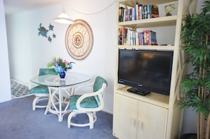 Condo, 1 King Bed with Sofa bed, Lanai, Ocean View (Kona Reef D37) | Interior