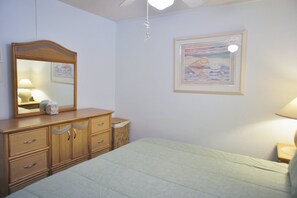 Kondominium, 1 Tempat Tidur King dengan tempat tidur Sofa, beranda (Kona Reef D37) | 1 kamar tidur dan didekorasi berbeda-beda