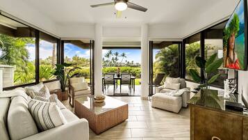 Condo, 1 cama King size, balcón, vista a la montaña (Mauna Lani Point H107) | Área de sala de estar | Televisión de pantalla plana de 42 pulgadas con canales digitales