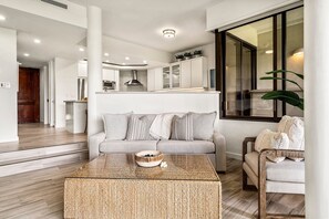 公寓客房, 1 張特大雙人床, 露台, 山景 (Mauna Lani Point H107) | 客廳 | 42 吋平面電視連數碼電視頻道