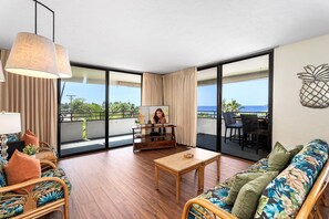 公寓客房, 多張床, 夏威夷式陽台, 海景 (White Sands Village 201) | 起居區 | 42-吋平面電視，提供數位頻道