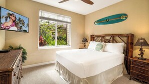 タウンホーム ベッド (複数台) ラナイ マウンテンビュー (Waikoloa Beach Villas I4) | 3 室のベッドルーム、客室ごとに異なる装飾、客室ごとに異なるインテリア、ベッドシーツ