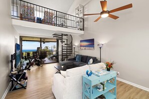 Leilighet, flere senger, kjøkken, havutsikt (Country Club Villas 317) | Oppholdsområde | En 65-tommers Flatskjerm-TV med digitale kanaler