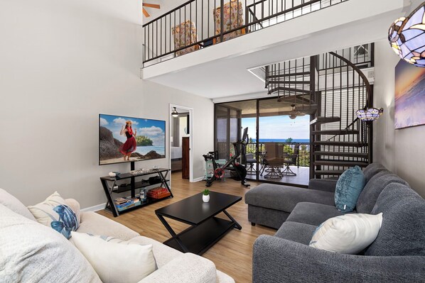 Leilighet, flere senger, kjøkken, havutsikt (Country Club Villas 317) | Oppholdsområde | En 65-tommers Flatskjerm-TV med digitale kanaler