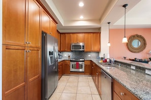 Casa de ciudad, varias camas, lanai, vista al campo de golf (Mauna Lani Fairways 1104) | Cocina privada | Comedor