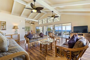Apartment, Mehrere Betten, Veranda, Meerblick (Kahaluu Alii) | Wohnbereich