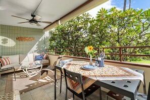 شقة - عدة أسرّة - بشرفة مسقوفة - منظر للحديقة (White Sands Village 127) | تناول الطعام بالخارج