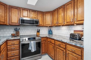 Condo, Multiple Beds, Lanai, Garden View (White Sands Village 127) | Private kitchen
