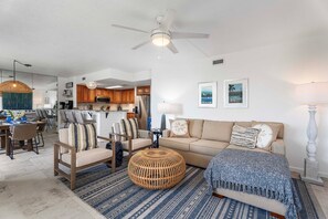 Apartment, Mehrere Betten, Veranda, Gartenblick (White Sands Village 127) | Wohnbereich