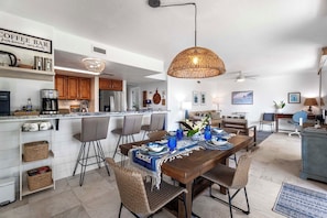 Lägenhet - flera sängar - lanai - utsikt mot trädgården (White Sands Village 127) | Interiör