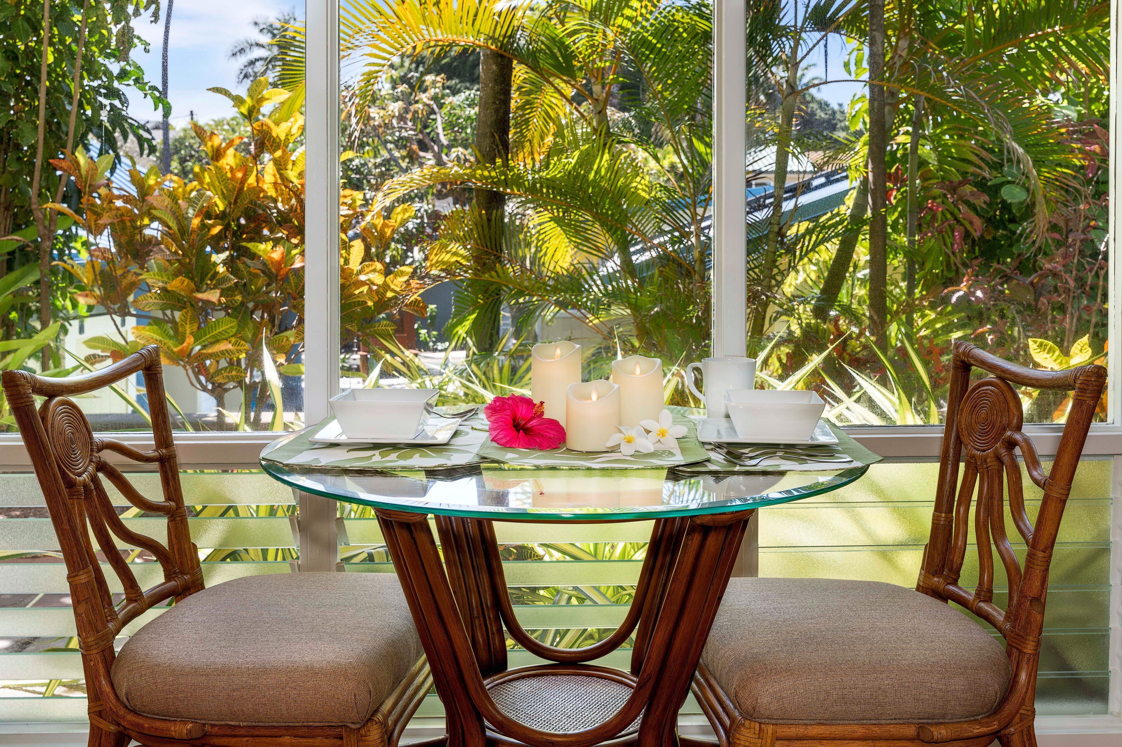 コンドミニアム キングベッド 1 台 ラナイ パーシャル オーシャン ビュー (Kona Riviera Villas 106) | 1 室のベッドルーム、客室ごとに異なる装飾、客室ごとに異なるインテリア、ベッドシーツ