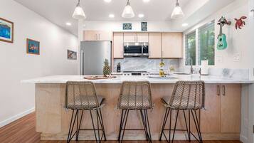 Condo, 1 King Bed, Lanai, Partial Ocean View (Kona Riviera Villas 106) | Private kitchen | Dining tables