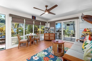 Living area - Premier Ocean Front Complex - No Stairs! - AC - Vrkcv (Kailua-Kona)