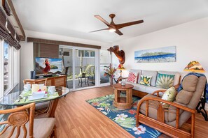 คอนโด, เตียงคิงไซส์ 1 เตียง, ระเบียง, เห็นวิวมหาสมุทรบางส่วน (Kona Riviera Villas 106) | บริเวณนั่งเล่น | ทีวีจอแบน 42 นิ้ว พร้อมช่องดิจิตอล